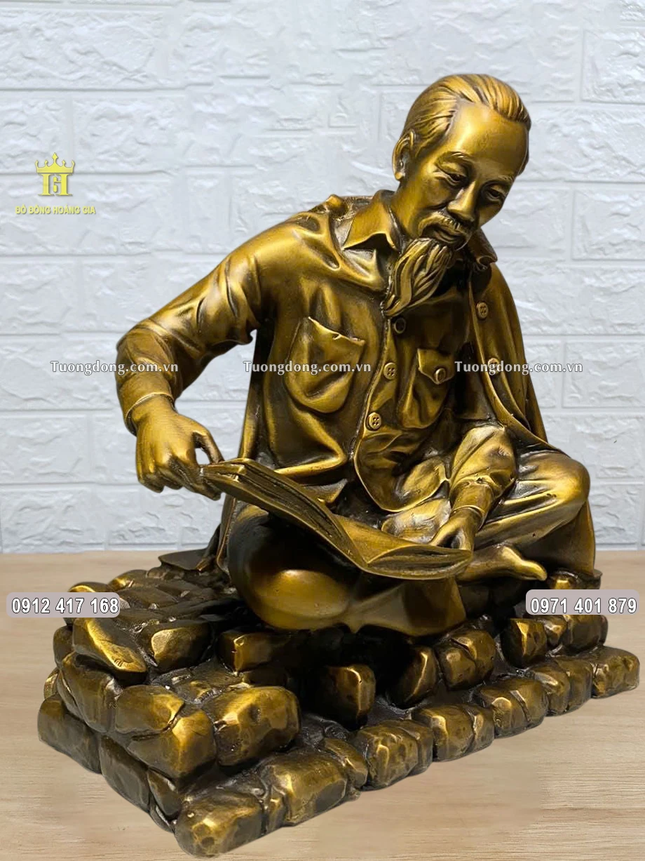 Hình ảnh nhìn nghiêng của bức tượng đồng